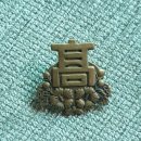 군대식 교복의 부착물 이미지