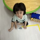 색깔 선 따라 걸으며 가족사진을 봐요 / VR프로그램 이미지