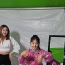 ⭐️ 행사 대기실에서 ⭐️ 김태연 가수님 유쾌 발랄한 춤 연습 🎵 이미지