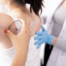 오십견의 원인과 비수술적 치료 | 오십견과 회전근개파열의 차이 – 팔이 안 올라가는 두 가지 이유 정확히 구분하기