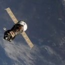 생중계: 러시아 여배우, 영화 감독, 지구로 돌아온 우주 비행사 이미지