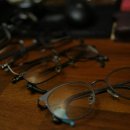 안경을 찾는 사람들 이미지