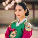 초록과 자주빛의 고운 선, 단아함이 깊어지는 봄날의 한복 이미지
