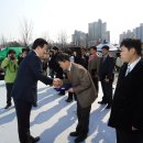 송영길 인천시장과 인사 나누는 사촌이 고향인 김휴선 이미지