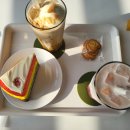 레인보우케이크와 코코넛라떼 이미지