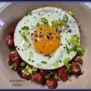 감칠맛이 좋고 쫄깃쫄깃한 식감이 좋은 소시지 덮밥 이미지