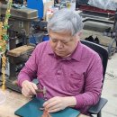 신라 금관 모형을 만든 장인(匠人) 이미지