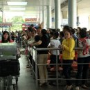 호치민 국제공항 설날 가족 상봉 모습 이미지