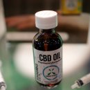 FDA는 대마 유래 CBD 제품에 대한 새로운 규정을 만들도록 의회에 요청 옹호자들은 CBD를 통증, 불안 및 기타 질병에 대한 안전한 이미지