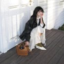 룩 안경 중앙점 | 여성 가죽 토트백 오스트카카 하객룩 가방으로 제격인 데일리백