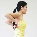 헬스 몸짱 운동방법 - 막대기 이용 어깨근육 스트레칭 이미지