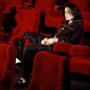 영화관의자에 앉아있는 마이클 + 포스넘치는 마이클 이미지