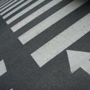 횡단보도 앞 이미지