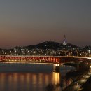 Namsan Tower 와 Lotte Tower를 한눈에 보는 성수 구름다리에서 이미지