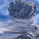 인도네시아 시나붕 화산 사흘만에 또 분화…화산재 5㎞ 치솟아 이미지