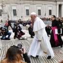 19/04/04 Fight fake news with objective, accurate reporting, pope tells media - He also encouraged journalists to write positive stories that generate 이미지