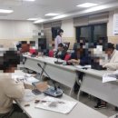 강정마을 의례회관 | 에로 외부수업> 국립제주트라우마치유센터 강정마을의례회관 대회의실에서 지역 주민분들과 작업한 가죽...