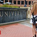 총메고 졸업식에(1?) (an assault-style rifle at graduation)–BBC News(영국공영방송) 이미지