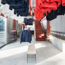 도쿄의 스포츠브랜드 샵 Clothes descend from the ceiling at Schemata Architects&#39; Descente Blanc Tokyo store 이미지