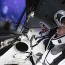 우주 비행사는 우주로 용을 타기 위해 훈련합니다. 이미지