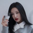 배우 김지원, 히메컷+레드립으로 레전드 찍었다…매혹적 눈물의 여왕 “레드 립, 주근깨 메이크업, 청자켓까지 음 매혹적” 이미지