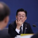 李 "국민들 빨갱이 될까봐, 北노동신문 못 보게 막나" 이미지