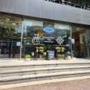 버스정류장 앞(22223),서래초근처 | [방배동] 모임 공간으로 좋은 디저트 맛집 카페알레