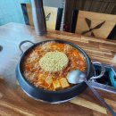 병장부대찌개와 찬 이미지