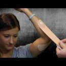 StrengthTape Kinesiology Tape를 사용한 팔꿈치 테이핑 지침 이미지