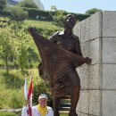 한 캐나다인이 한국 전쟁 참전 용사들을 기리기 위해 한국에서 625km를 걷다 이미지