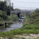 개울과 사람들 이미지