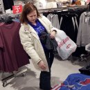 Holiday shopping 2015: Consumers buying less expensive gifts by Joyce m. Rosenberg, AP Business 이미지