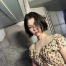 아이유, 단발에 잔꽃 원피스…청초한 비주얼 정점 ‘단발유’의 매력 이미지