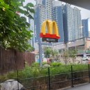 맥도날드 앞 버스정류장 이미지