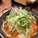 돼지고기듬뿍넣은김치찌개 이미지