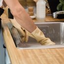베이킹소다+식초, 같이 붓지 마세요…여름철 싱크대 배수구 냄새 없애는 청소 공식 이미지