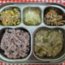 7월23일(화요일)석식:흑미밥,닭고기뭇국,돼지고기찹스테이크,콩나물잡채,백김치 이미지