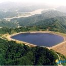 산 위에 호수 이미지