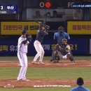 어떻게 대처 할 수가 없는 슬라이더, 너무 당황스러워서 포수에게 물어보는 고승민 gif 이미지
