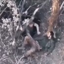 부상당한 동료를 참호 밖으로 내쫒는 인간쓰레기 우구라 군인 이미지