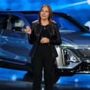 GM은 전기차 판매에서 테슬라에 한참 뒤쳐져 있다. CEO Mary Barra는 변화할 회사에 베팅했습니다 이미지
