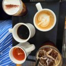 도서관 마당에서 가을 숲 캠핑 이미지