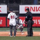 마음 짠해진 잠실 개막전 김인식 감독님의 시구 장면...gif 이미지