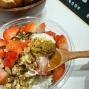 보라빛 샌드위치 | 레이지요거트 강남점｜두바이 딸기 그릭요거트 + 베이글샌드위치 조합, 강남역 맛집 두바이 요거트 추천