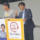 강규형 KBS이사, 1인시위 조합원 옆에서 '브이' 그리며 조롱 이미지