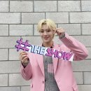 스럽다