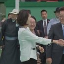 "몽골 대통령 악수 뒤 손 탈탈"…김혜경 여사 논란, 직전 상황보니 이미지