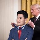 트럼프에게 훈장 받은 전한길 사진 외신에 망신살 AFP 통신 “조작된 사진” 지적 이미지