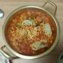 부대찌개면 + 김치찌개 + 파김치 + 참치주먹밥 먹는돠 이미지