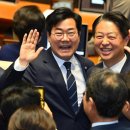 '엄지척' 사진 찍는 민주당, "웃지마라" 고함친 국민의힘…본회의장 상반된 풍경 [사진잇슈] 이미지